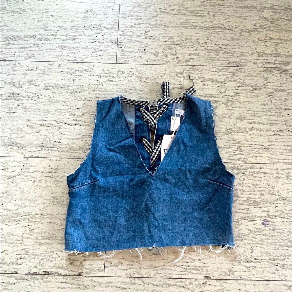 Super cute. Denim top 😍